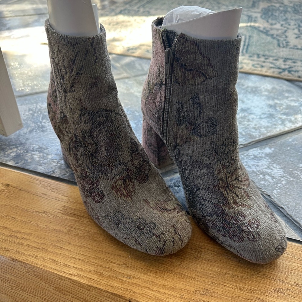 Liendo Floral Patterned Corduroy Ankle Boots